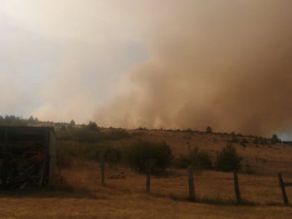 Велики пожар код Дрвара поново измакао контроли, мјештани бране куће