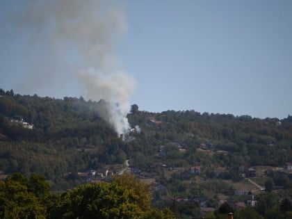 Požar u banjalučkom naselju Česma, vatrogasci na terenu (VIDEO)