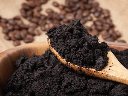 Ne bacajte talog kafe: Pomiješajte ga s ovim sastojkom i iskoristite za čišćenje