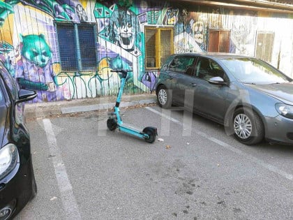 Trotineti okupirali parkinge za automobile