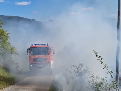 Vatrogasci na terenu: Na području Gacka aktivna tri požara