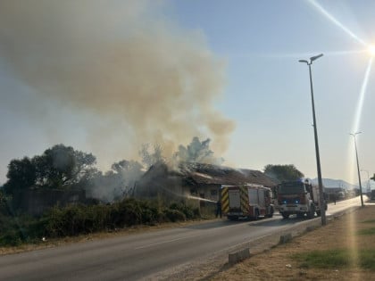 Пожар на улазу у Требиње, обустављен саобраћај