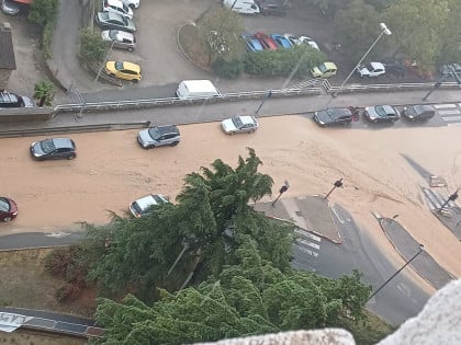 Вјетар по Загребу руши стабла, муње у Ријеци