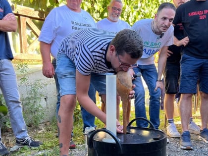 "Ракијада" у Прањанима: Четворица пију, пети сипа
