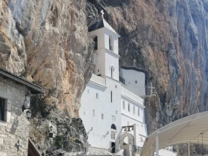 Пожар избио на стотињак метара од манастира Острог: Ватрогасци траже прилаз
