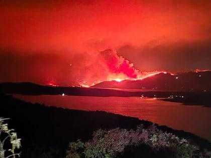 Teška noć na Braču: Vatra prijetila kućama, više od 200 ljudi evakuisano (VIDEO)