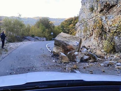 Саобраћај без већих застоја, возачима се савјетује опрез због одрона