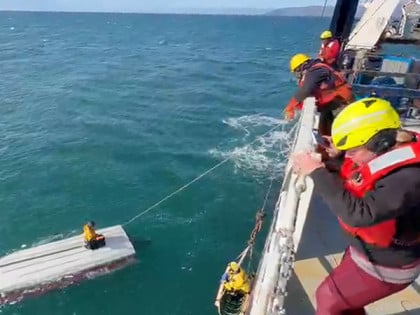 Čudo na Aljasci: Tinejdžer spasen nakon što je nekoliko dana plutao na čamcu u ledenom moru (VIDEO)