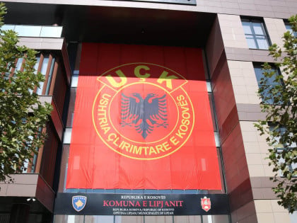 Dva dana pred presudu Tačiju i ostalima: Ogromna zastava tzv. OVK na zgradi opštine Lipljan