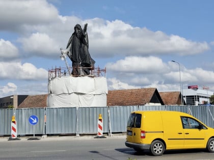 Spomenik knezu Lazaru postavljen na postament (FOTO)