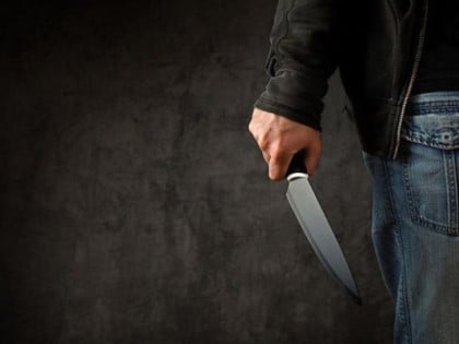 Ужас у аутобусу: Ножем избо младића у врат