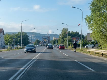 Opasna vožnja u Banjaluci: Trotinetom išao 60 km/h, tik uz auto (VIDEO)