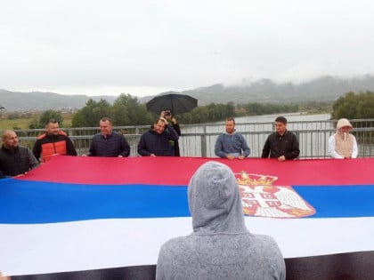 Симболична слика са Дрине: Спојене заставе Републике Српске и Србије