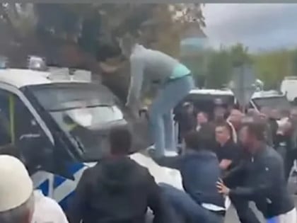 Хаос испред суда у Хагу: Демонстранти се пели на полицијска возила, полиција их поливала водом