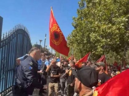 Napeto ispred Euleksa u Kosovu Polju: Albanci gađaju zgradu kamenjem i flašama, uzvikuju „UČK“ (VIDEO)