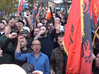Haos u Prištini: Pristalice tzv. OVK razbijaju prozore na zgradi vlade privremenih institucija