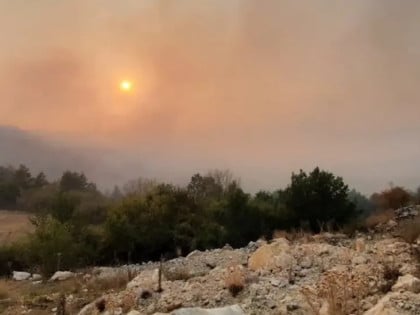 Požar kod Gacka ugrozio kuće: Mještani zajedno sa vatrogascima branili objekte (VIDEO)