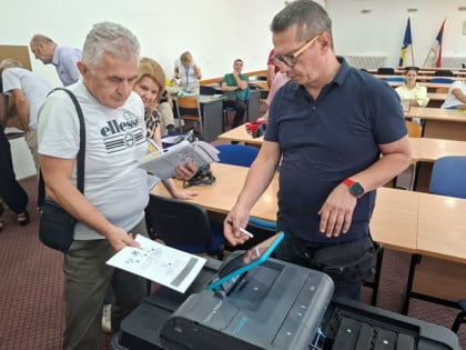 Нове изборне технологије пред великим испитом: Недостају људи, новац и обука, могуће гужве и застој гласања