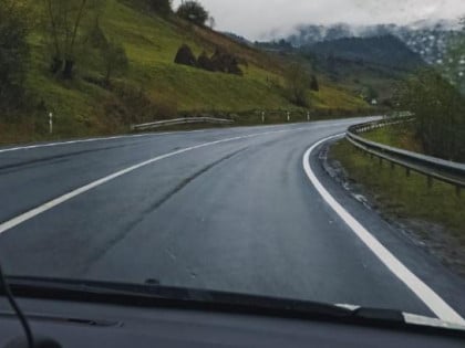 ОПРЕЗ: Влажни коловози, одрони и клизишта отежавају вожњу