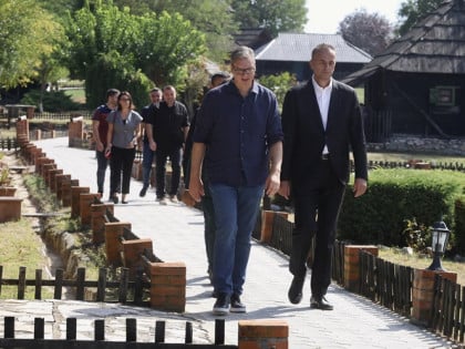 Vučić položio vijence u Malom Orašju i Duboni: "Tamo je stradala mladost ovih mjesta"