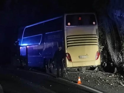 Autobus sa đacima udario u stijene, vođi puta se bore za život