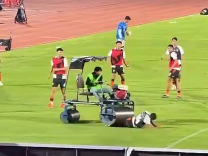 Bivšeg reprezentivca Engleske pregazio valjak (VIDEO)