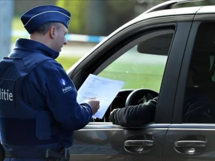 Мушкарац са доживотном забраном вожње осуђен на затвор јер је трубио полицији