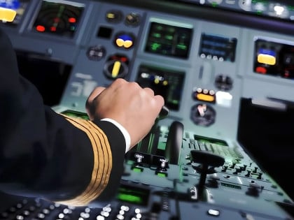 Američki senator upozorava: Hakeri bi mogli da šalju lažne poruke avionima i ugroze putnike