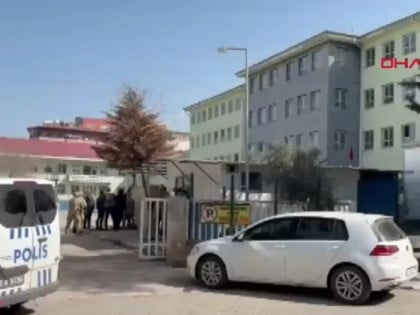 Пуцњава испред школе у Турској: Један ученик погинуо, четворо рањено