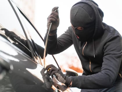 Ukrao „kedija“, pa izazvao saobraćajnu nezgodu