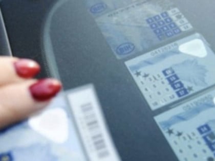 Како лагано скинути наљепнице са вјетробранског стакла?