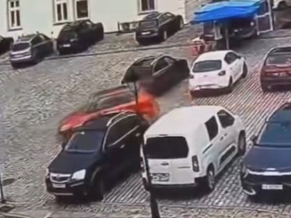 Невјероватан снимак из Пољске: Покушала да изађе са паркинга, па слупала шест аутомобила (ВИДЕО)
