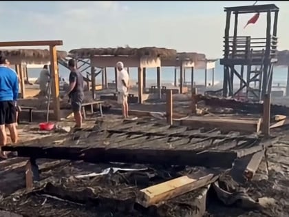 Велики пожар на плажи у Црној Гори гутао све пред собом