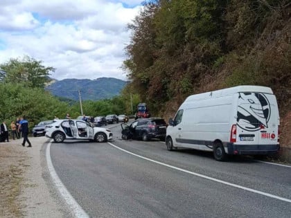 Dvije osobe povrijeđene u sudaru dva vozila