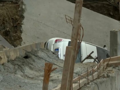 Истрага због урушавања зида на градилишту у Београду: Улица затворена, аутомобил још у провалији