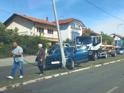 Udes kod „Emporijuma“ u Banjaluci: Automobil se nakon udara zakucao u stub
