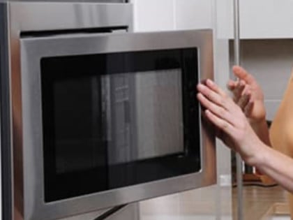 Trik kako brzo očistiti mikrotalasnu
