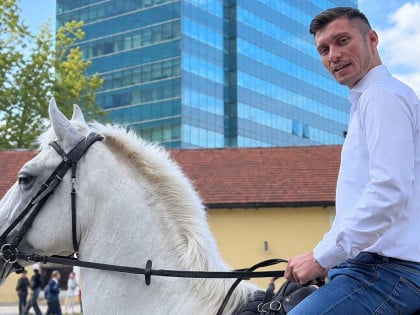 Кресојевић указао на високе цијене горива: Стигао на коњу пред зграду Владе