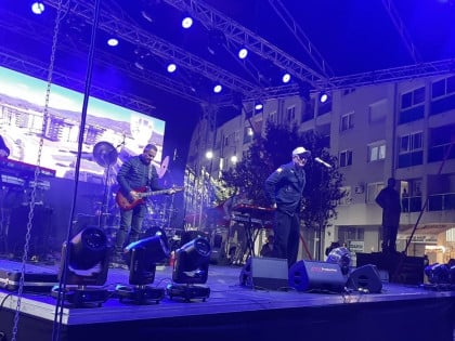 Музика „Тропико бенда“ загријала публику која је уживала у провјерено доброј музици