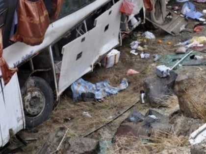 Преврнуо се путнички аутобус, погинуло најмање 11 људи