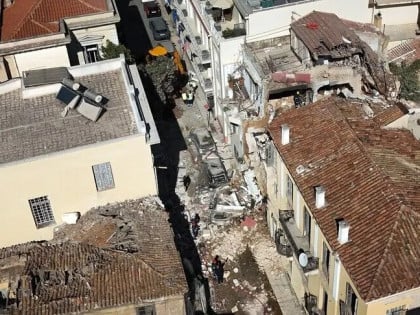 Šest osoba poginulo u rušenju zgrade u Atini