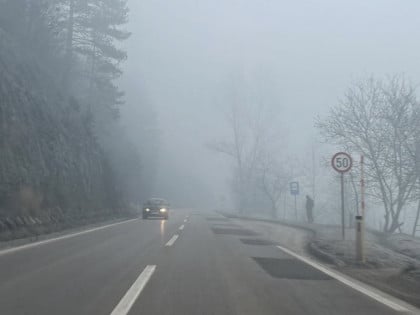 Опрез, возачи: Магла и одрони отежавају саобраћај