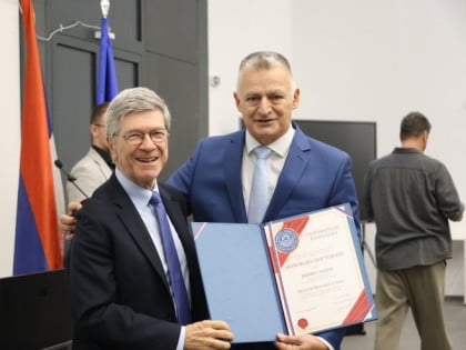 Саксу у Бањалуци уручен почасни докторат за развој економских односа
