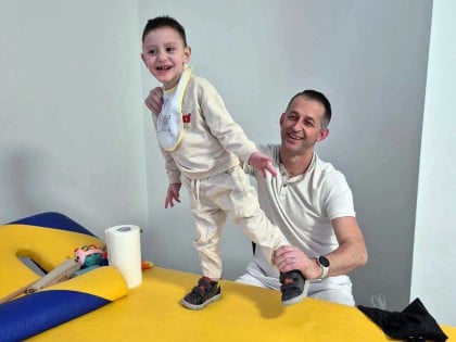 Pomozimo Todoru da lakše stigne do terapije - pozovite humanitarni broj 17115!