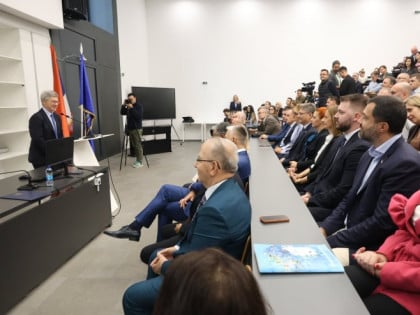 Џефрију Саксу уручен почасни докторат Универзитета у Бањалуци: Поруке мира, мултиполарности и сарадње