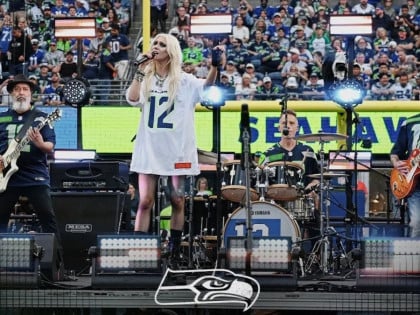 Legende grandža u akciji: Soundgarden objavio snimak NFL nastupa sa Tejlor Momsen(Video)