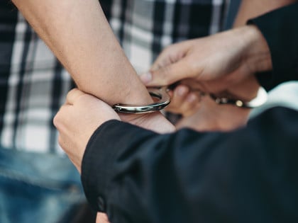 Banjalučanin uhapšen jer je lijepio lažne etikete na alkoholna pića i prodavao ih