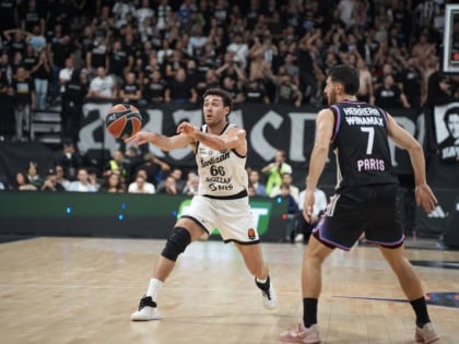Partizan obasjala svjetla Pariza