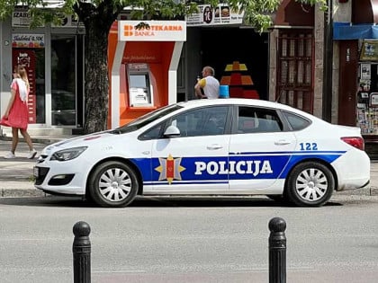 Српски држављани однијели више од 370.000 евра у Будви, расписана међународна потјерница