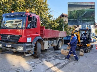 Заврнуте славине због пуцања цијеви на Венеција мосту у Бањалуци